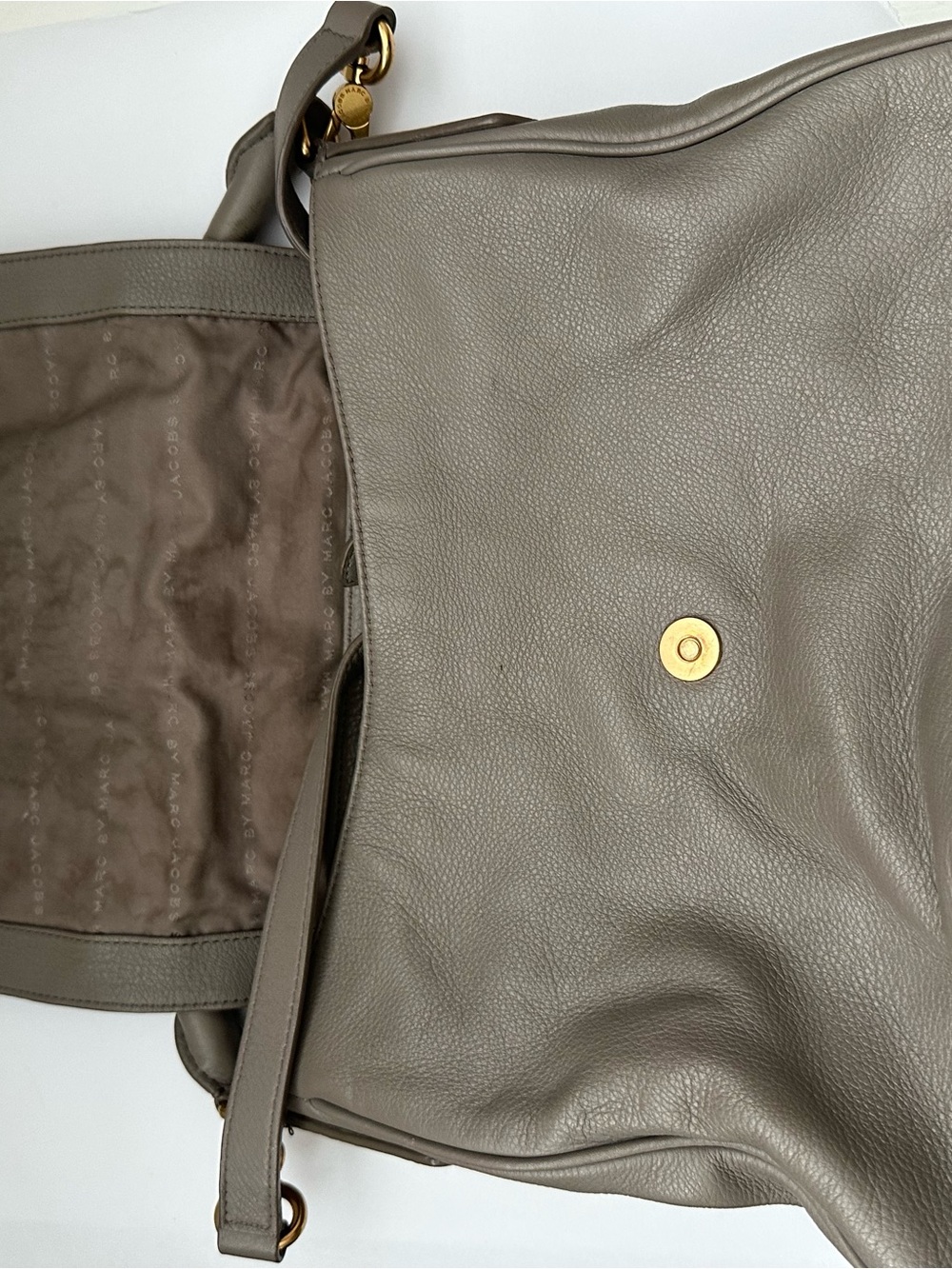 Marc by Marc Jacobs Taupe Pebbled Leather Shoulder Bag with Gold Plaque - Picture 4 of 6
